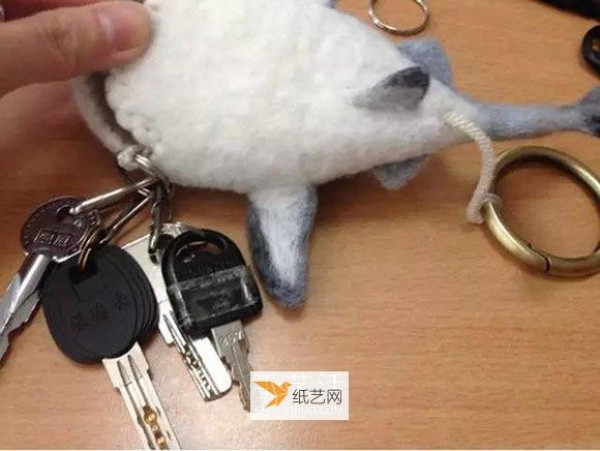 How to make a personalized wool felt shark key bag