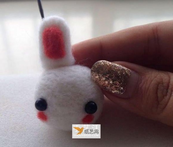 Simple illustrated tutorial for making a bunny using wool felt