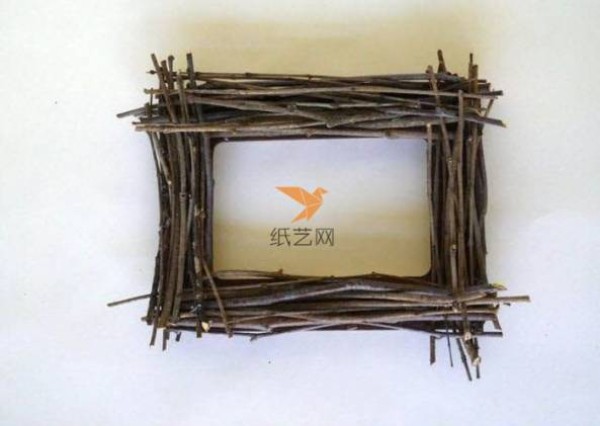 Tutorial on how to make an elegant pastoral style decorative frame made from waste branches.