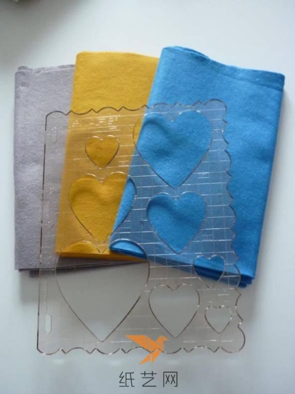 Making a beautiful Valentine’s Day style heart-shaped non-woven pillowcase