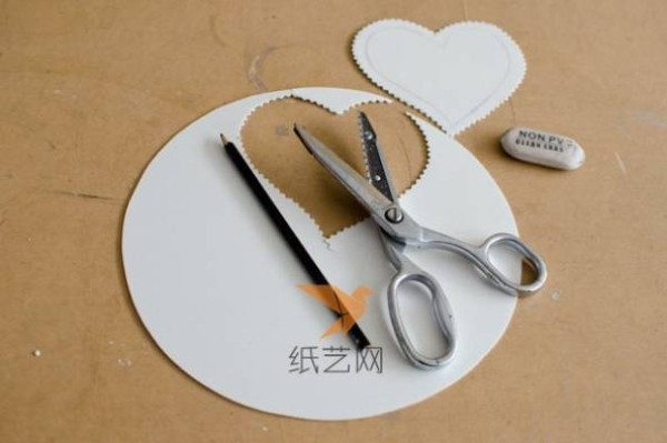 DIY illustrated tutorial for making hollow paper hearts for Valentine’s Day