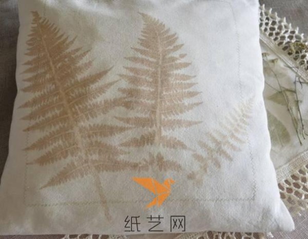 Ingenious plant pattern printing method for making New Year gift fabrics