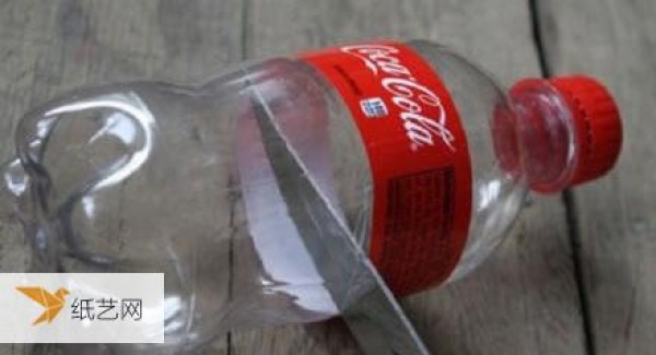 How to make a storage cup from the plastic bottles left after drinking Coca-Cola