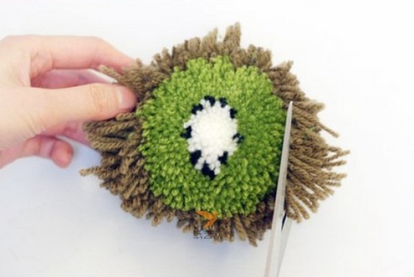 Teach you step by step how to make kiwi fruit with wool puff balls