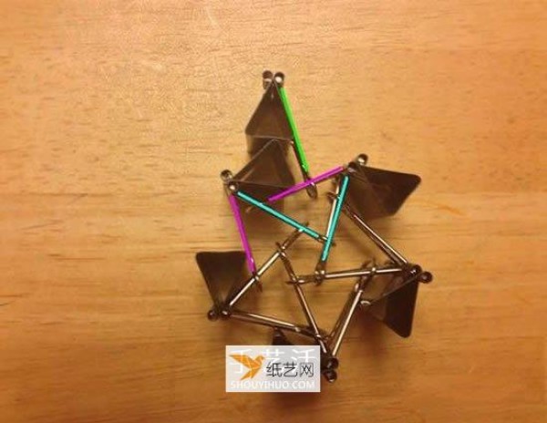 Illustration of reusing long-tailed ticket holders to make a three-dimensional five-pointed star