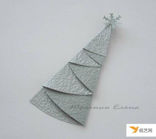 A very simple tutorial on how to shape a Christmas tree using origami folding