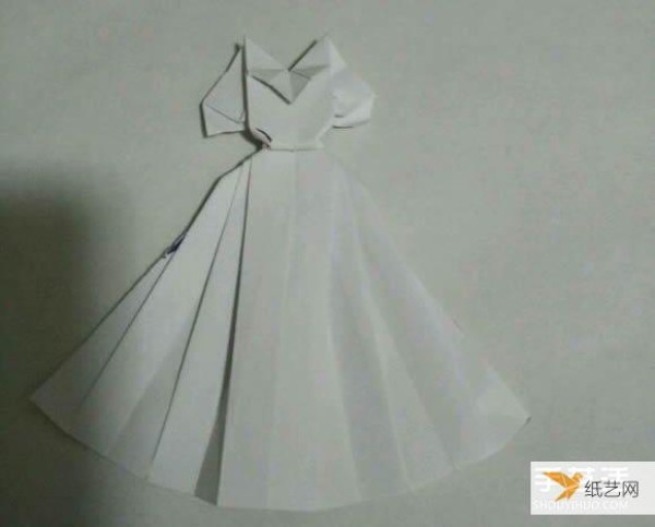 Illustrated steps on how to fold a very beautiful and elegant origami wedding dress