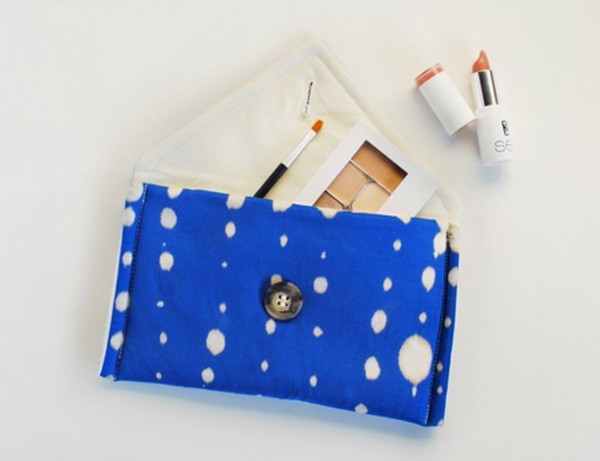 DIY tutorial for making fabric hand-held cosmetic bag