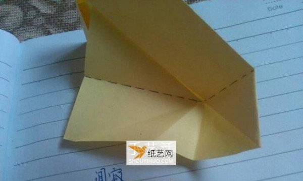 Illustrated tutorial on how to fold a triangular paper box with lid