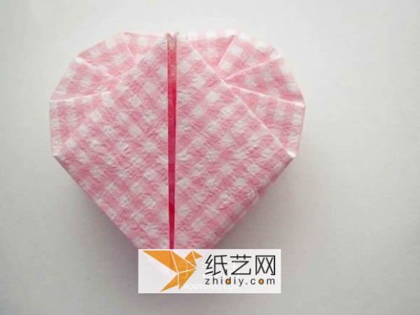 Illustrated tutorial on how to make a Valentine’s Day origami heart gift box