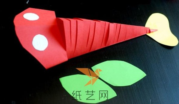 Childrens handicraft tutorial on moving cute paper-cut fish