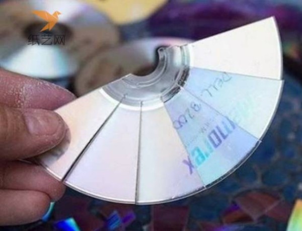 Tutorial on turning waste into treasure: colorful shallow plates made from waste CDs