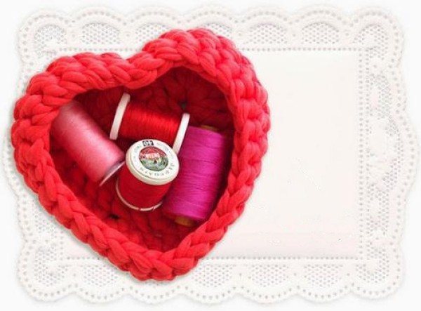 Crochet heart-shaped sewing box tutorial