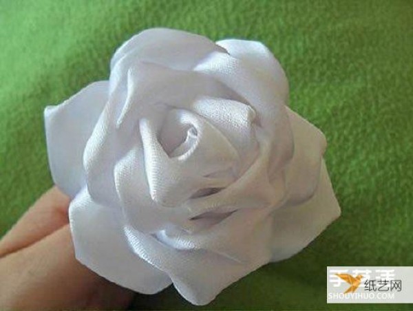 Illustrated steps on how to fold wide ribbon roses