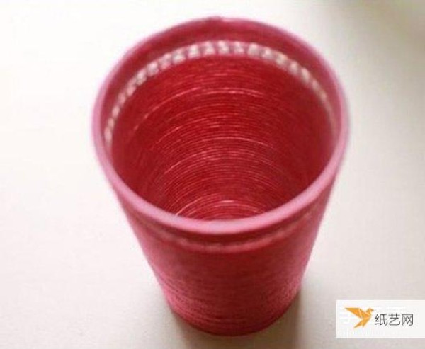 Tutorial on how to transform plastic cups with yarn wrapped around them