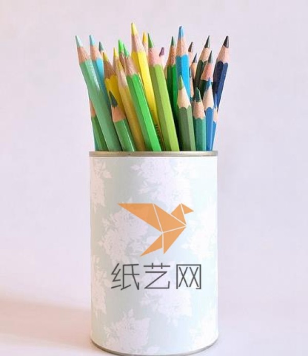 DIY tutorial on using empty cans to make beautiful and fresh pen holders