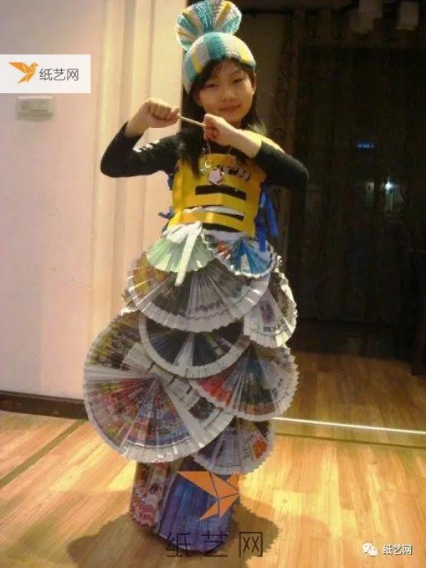 Clothes made from old newspapers, turned into treasure!