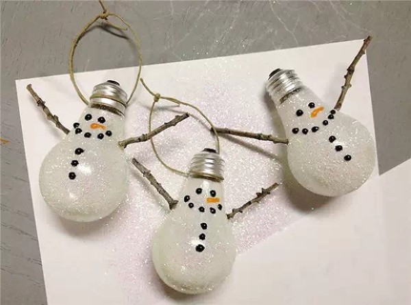 Old light bulbs can also be made into crystal clear vases, fish tanks, and little snowmen! Tutorial on turning waste into treasure