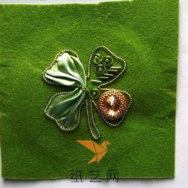 Gorgeous DIY four-leaf clover brooch making tutorial