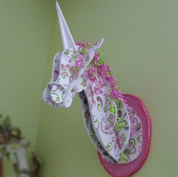 Tutorial on how to make three-dimensional paper sculptures and foam unicorn decorations by hand