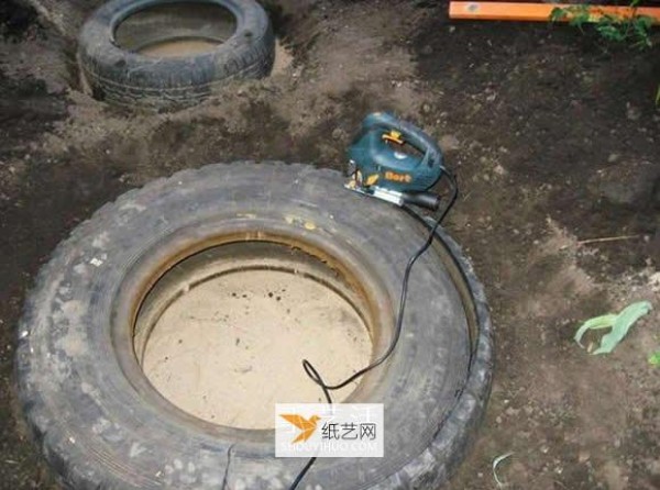 Use waste tires to create a personalized pool