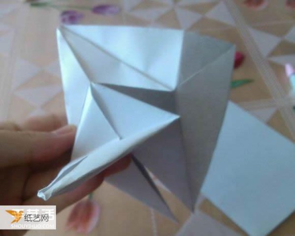 Step-by-step illustration of how to use origami to fold a cute grand piano