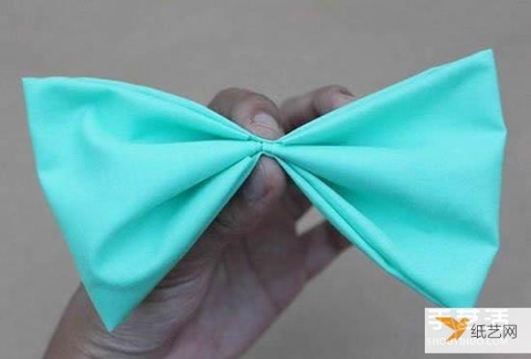 Illustration of how to make a very personalized bow hairpin