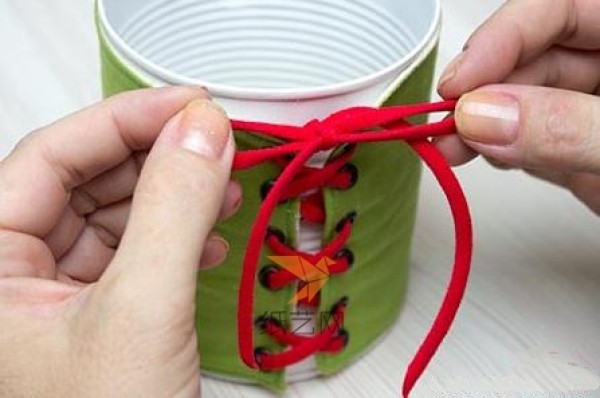 Tutorial on making beautiful pen holders from waste food cans