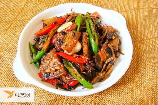 Illustration of how to make an appetizing stir-fried twice-cooked pork with black bean flavor, tea tree mushrooms