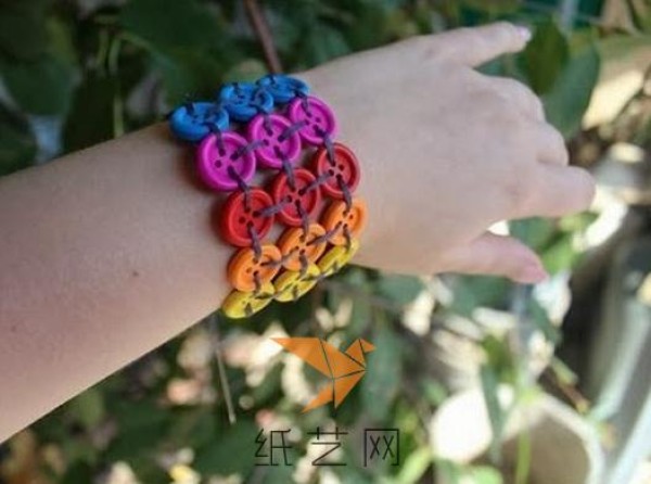 Simple rainbow button bracelet making tutorial