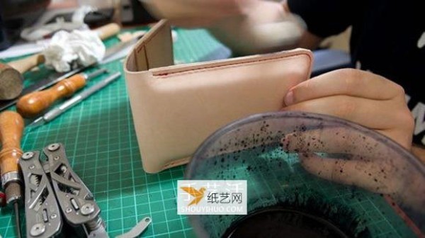 Illustrated tutorial for personalized leather card holder and mobile phone case