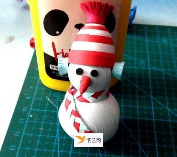 How to make a three-dimensional paper snowman by hand