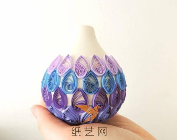 Use paper quilling to decorate vases at home to give them a new look