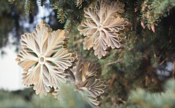 Make beautiful Christmas tree decorations from old books