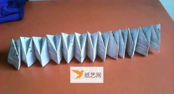 Illustration of how to fold paper fireworks by hand