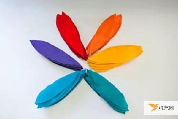 Tutorial on how to make colorful children’s feather wings using cardboard