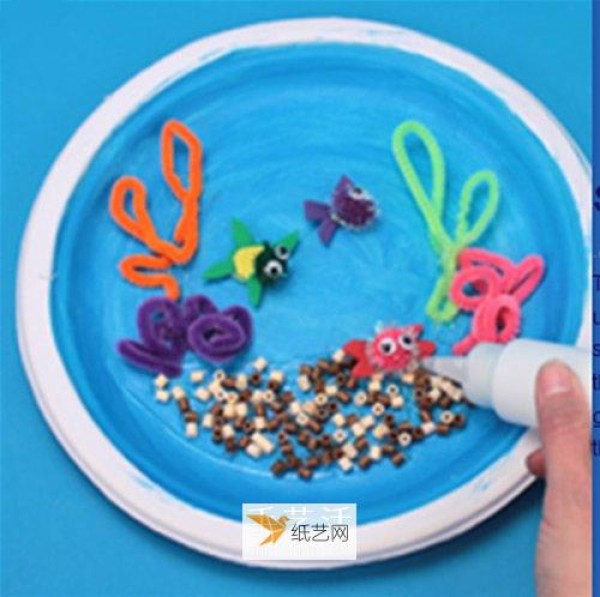 Personalized underwater world decorations made by reusing waste plates