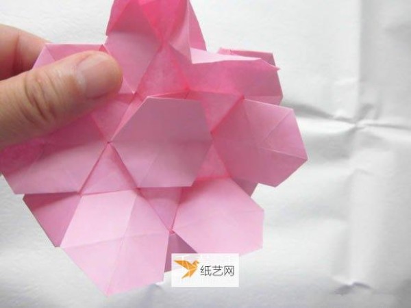 Illustration of how to fold a beautiful straw hat using origami