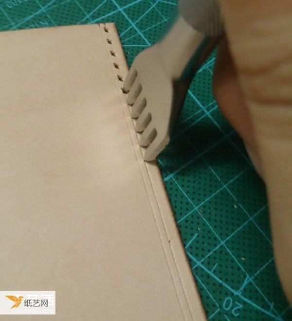 Illustrated steps for making your own personalized Cambridge bag using vegetable tanned leather