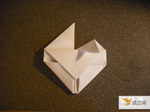 A step-by-step illustration of how to fold a very delicate three-dimensional paper heart