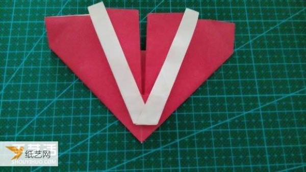 Hand-folded Valentines Day LOVE heart-shaped origami illustration tutorial