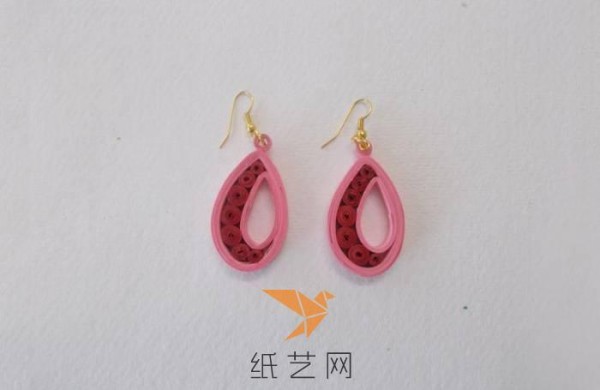 Tutorial on making beautiful drop-shaped paper earrings