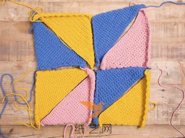 Tutorial on crocheting triangular patchwork pillowcase for New Year’s gift