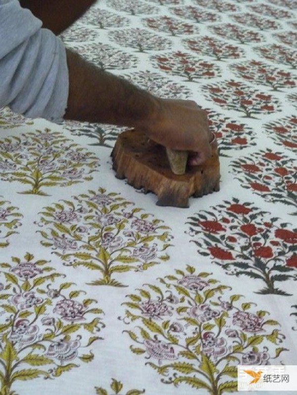 Traditional Indian hand-engraved printing creates exquisite patterns using only the naked eye.