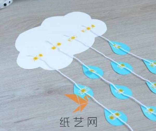 DIY tutorial for children to make rainy clouds by hand