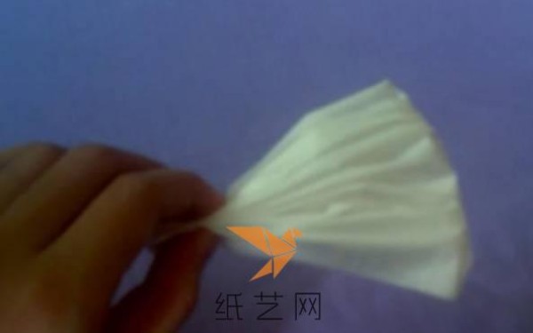 Three-minute tutorial on making origami carnations