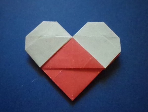 Origami video tutorial for simple two-color origami heart