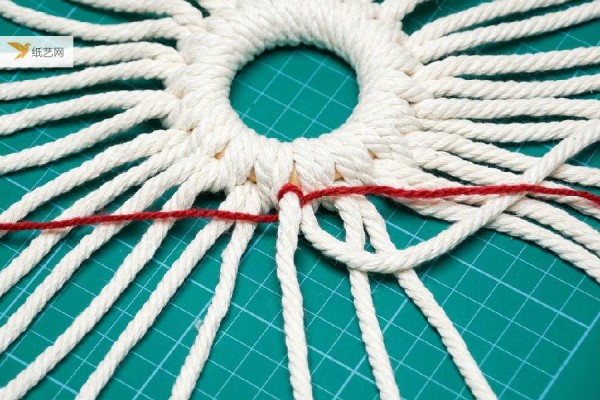 Tie a few knots in the rope and you’ll have a beautiful decoration! Detailed tutorial on rope crafting