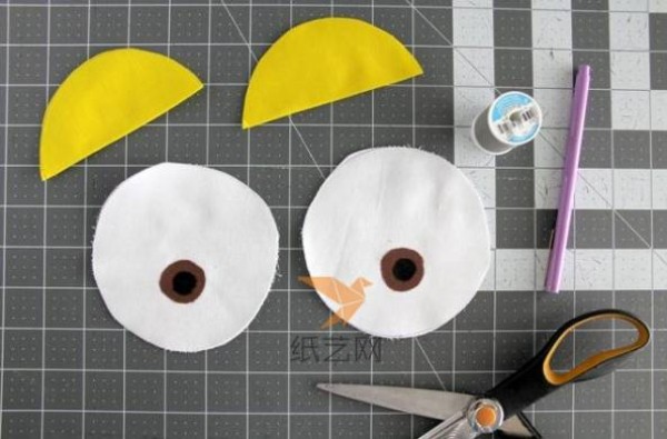 DIY tutorial on making minion pillowcases from patchwork