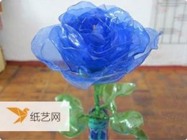 Illustrated tutorial on making beautiful plastic roses using plastic beverage bottles